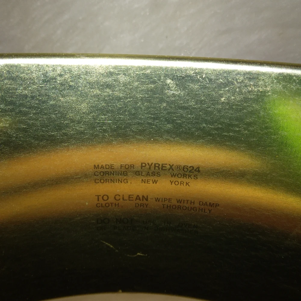 PYREX Vintage cradle for 624 caserol dish.  Tones of mauve/pink and green